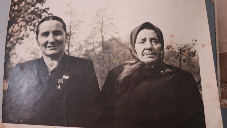 Мама Пелагея Прокофьевна с дочерью Лидией Ивановной Осеюк (справа налево) Мама Пелагея Прокофьевна с дочерью Лидией Ивановной Осеюк (справа налево)