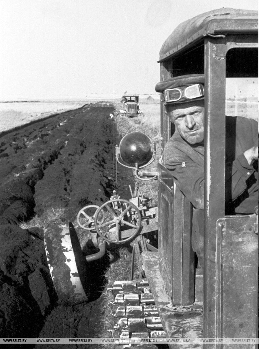 Тракторист Жлобинской лугомелиоративной станции вспахивает болотным плугом осушенный участок, 1951 год Тракторист Жлобинской лугомелиоративной станции вспахивает болотным плугом осушенный участок, 1951 год