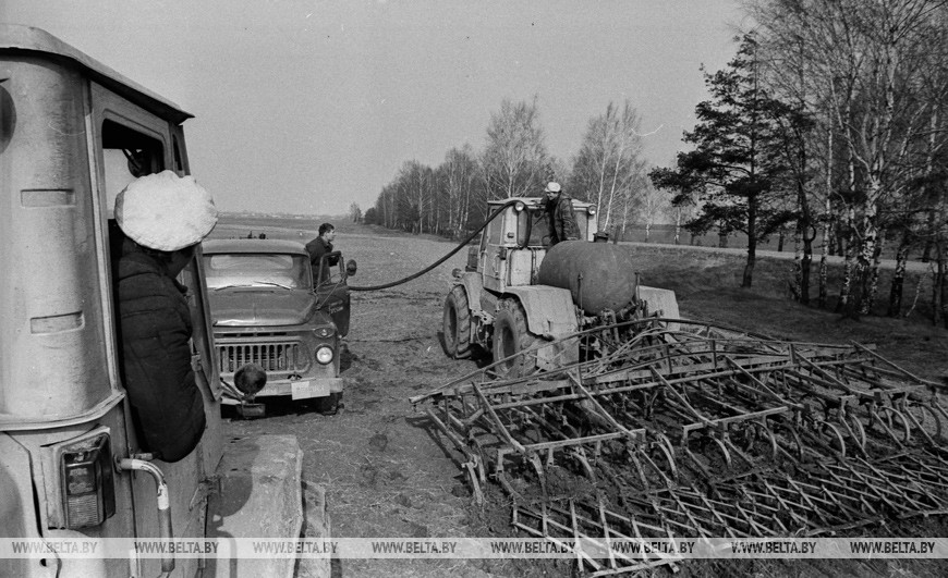 Заправка тракторов горючим в поле, 1983 год Заправка тракторов горючим в поле, 1983 год