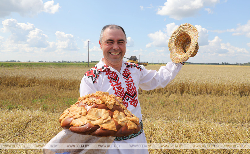 Браславский район. Юбилейный каравай в руках Павла Радзевича Браславский район. Юбилейный каравай в руках Павла Радзевича