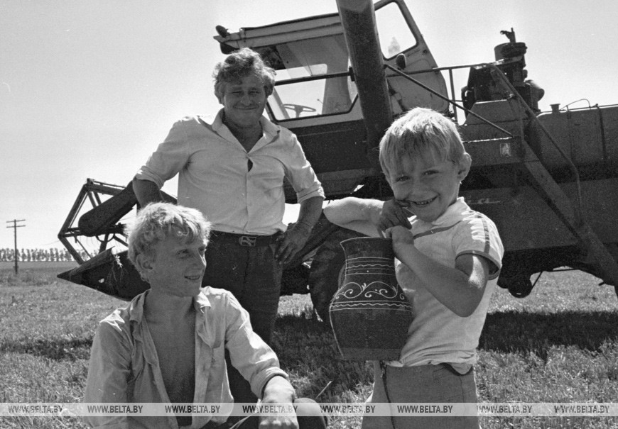 Колхоз имени П.И. Деньщикова Гродненского района. Комбайнер с сыновьями, 1988 год Колхоз имени П.И. Деньщикова Гродненского района. Комбайнер с сыновьями, 1988 год