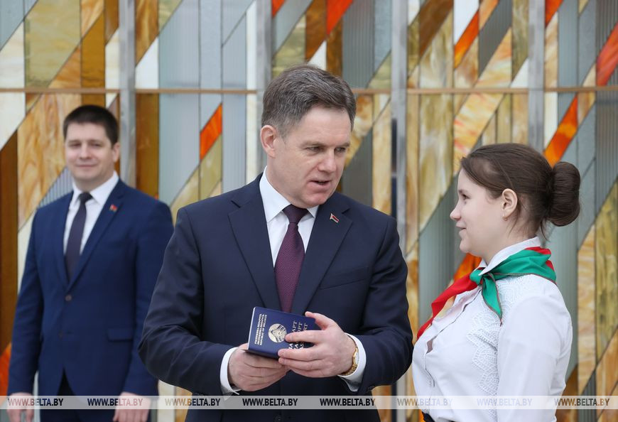 Игорь Петришенко вручает паспорт Полине Зарецкой Игорь Петришенко вручает паспорт Полине Зарецкой