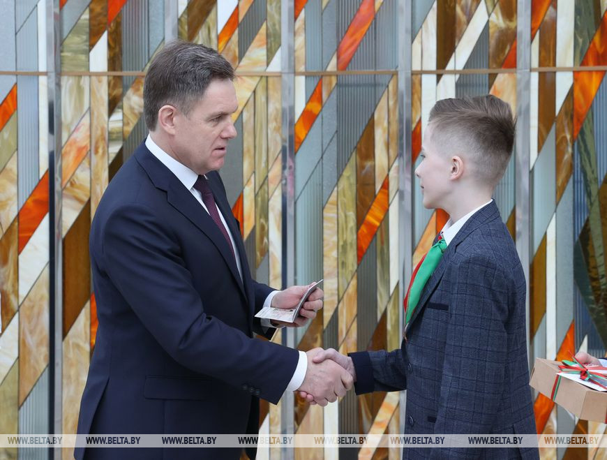 Игорь Петришенко вручает паспорт Максиму Макаревичу Игорь Петришенко вручает паспорт Максиму Макаревичу