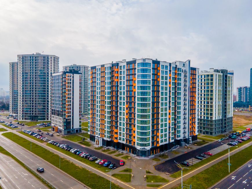 Парковочные места с внешней стороны квартала позволяют быстро выехать на магистраль