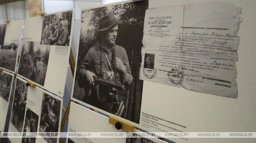 На фото фотокорреспондент БЕЛТА Владимир Лупейко во время войны. Фотоэкспозиция "75 мгновений войны", 2019 год На фото фотокорреспондент БЕЛТА Владимир Лупейко во время войны. Фотоэкспозиция "75 мгновений войны", 2019 год