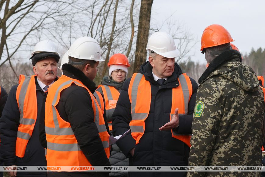 Заместитель премьер-министра Юрий Назаров во время посещения Белыничского лесхоза.