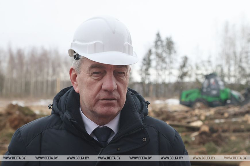 Заместитель премьер-министра Юрий Назаров во время посещения Белыничского лесхоза