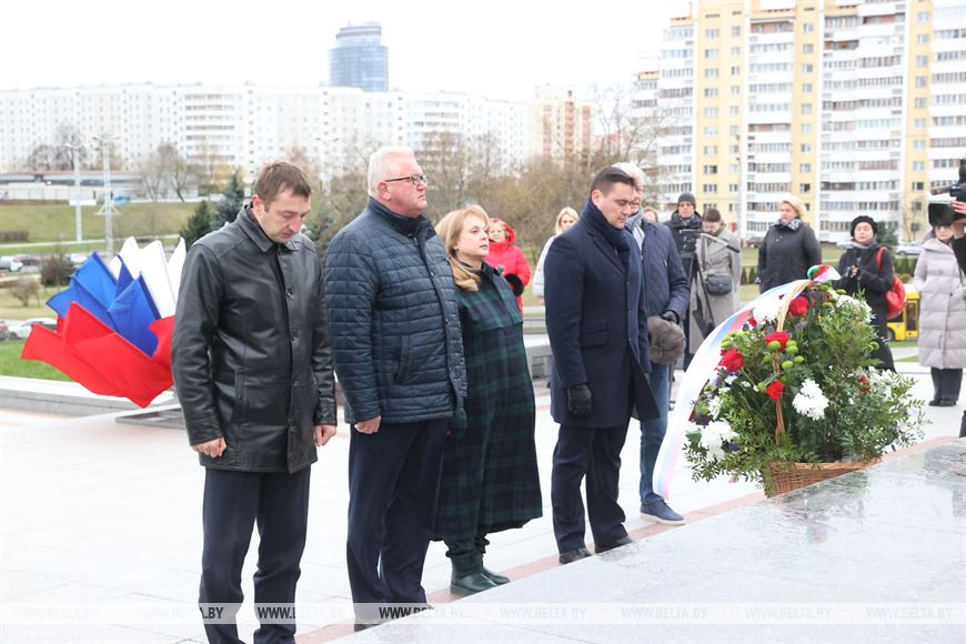 Возложение цветов к стеле "Минск - город-герой" Возложение цветов к стеле "Минск - город-герой"