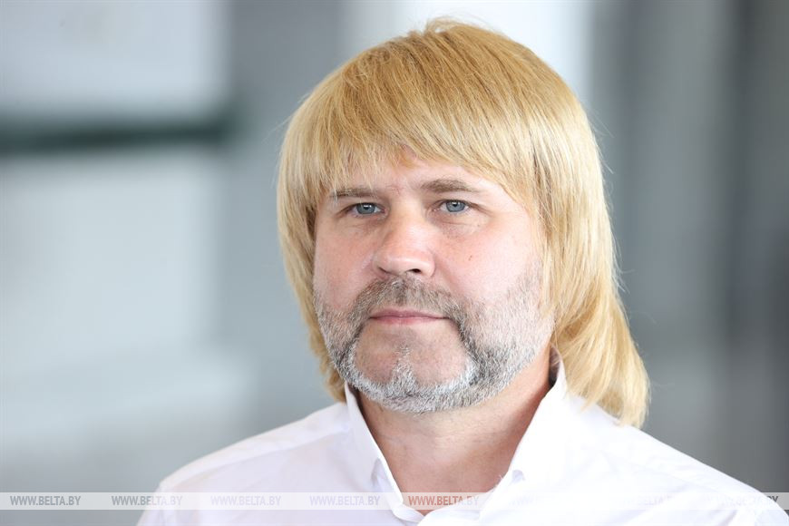 Артист ансамбля "Песняры" Олег Железняков награжден медалью Франциска Скорины