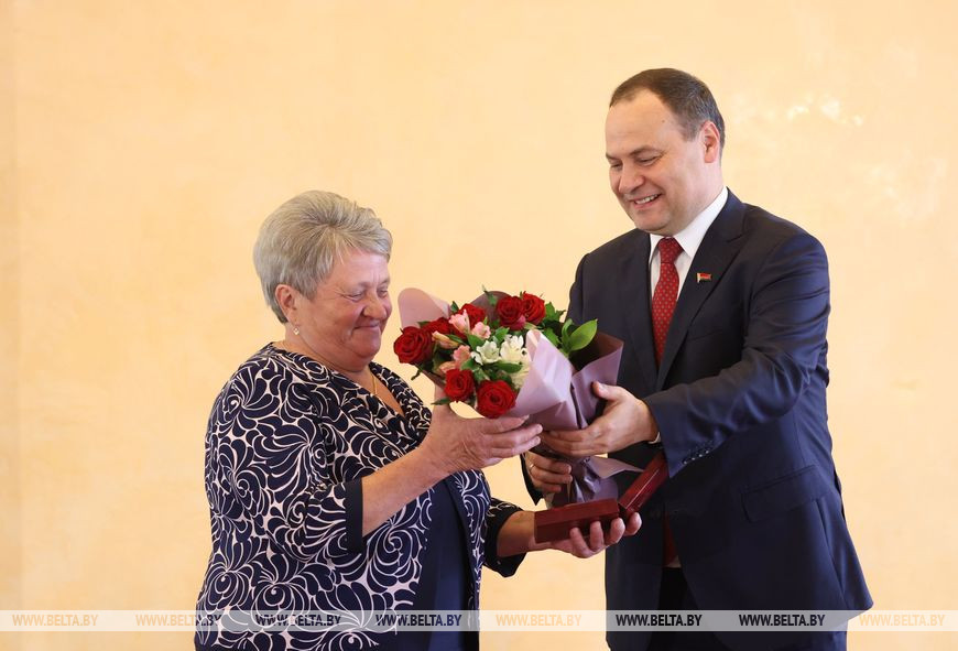 Бригадир производственной бригады фермы "Невеличи" ОАО "Крутогорье-Петкевичи" Леокадия Шишко награждена медалью "За трудовые заслуги"