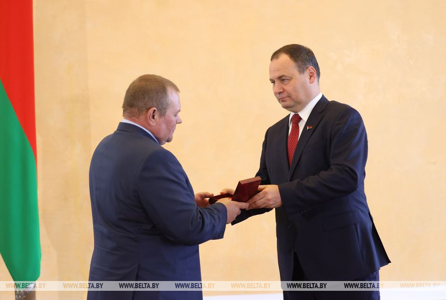 Машинист экскаватора Зельвенской ПМС Василий Голуб награжден медалью "За трудовые заслуги"