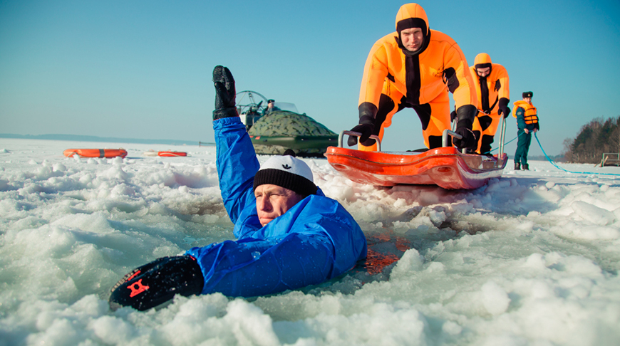 Номинация "Тяжело в учении, легко в бою", фотография "Спасение на льду" Номинация "Тяжело в учении, легко в бою", фотография "Спасение на льду"