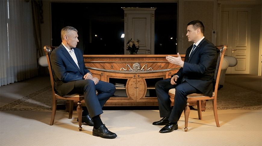 Андрей Иванец (справа)