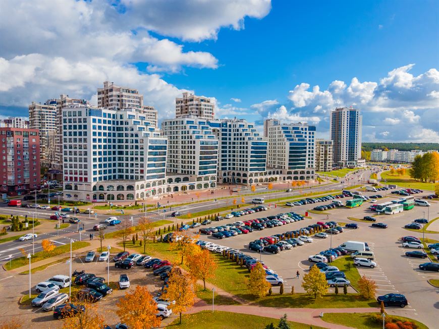 Рядом большая наземная парковка, но в шаговой доступности охраняемый паркинг!