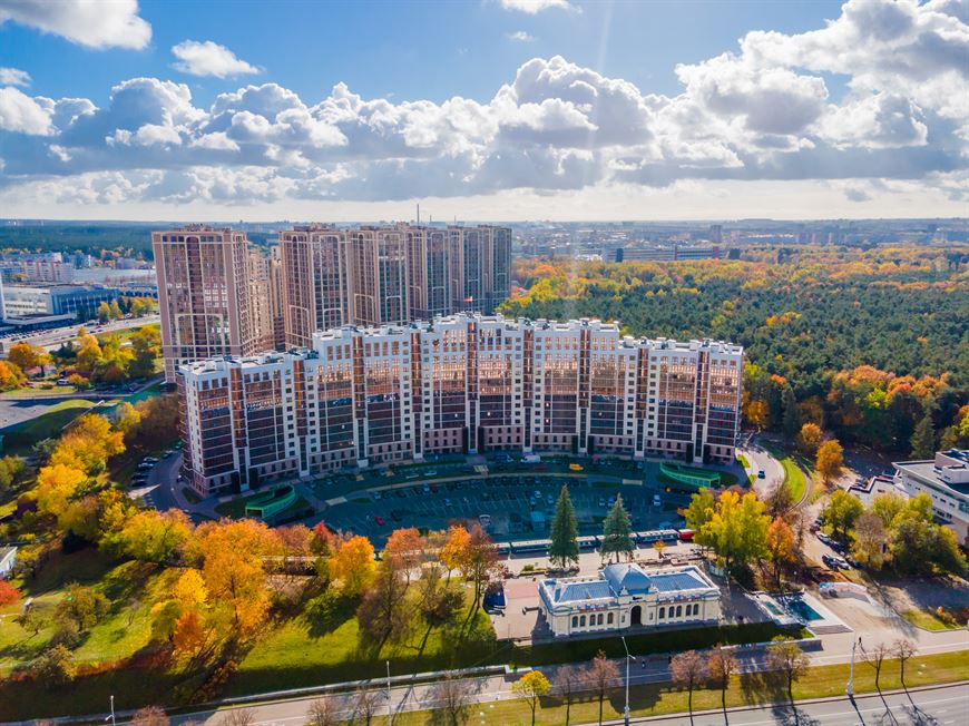 Окна дома выходят на проспект Независимости, но дом окружен крупнейшим парком