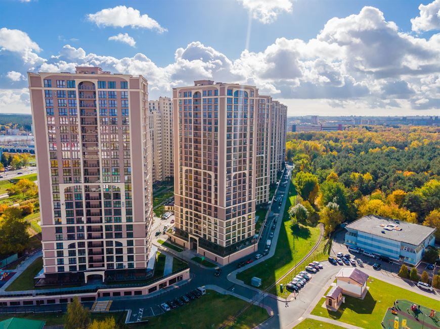 Парковки расположены на внешнем контуре жилого комплекса. Так безопаснее!