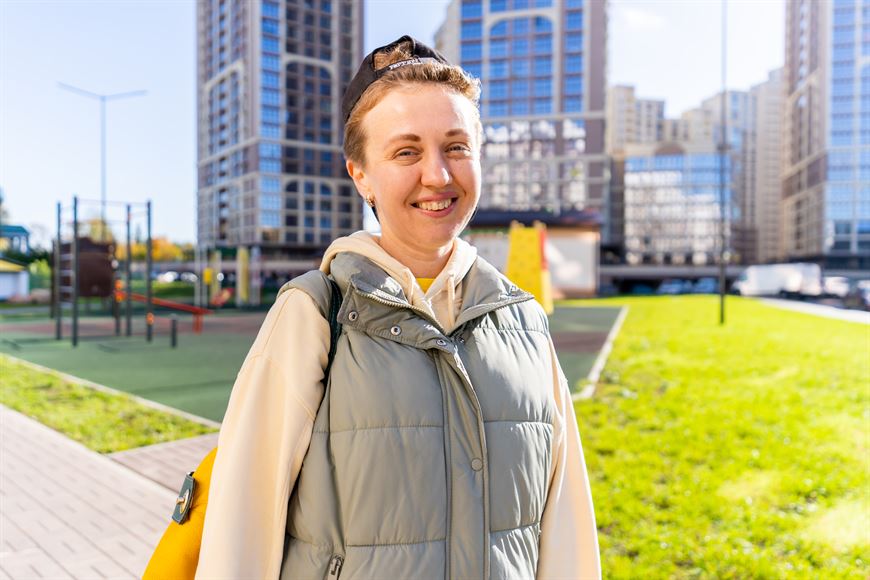 Девушка приглашает всех на экскурсию в жилой комплекс "Парк Челюскинцев"!