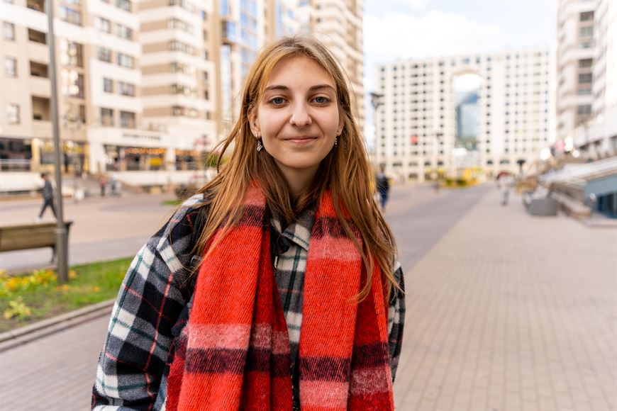 Девушка еще не живет в комплексе "Маяк Минска", но с удовольствием приходит сюда!