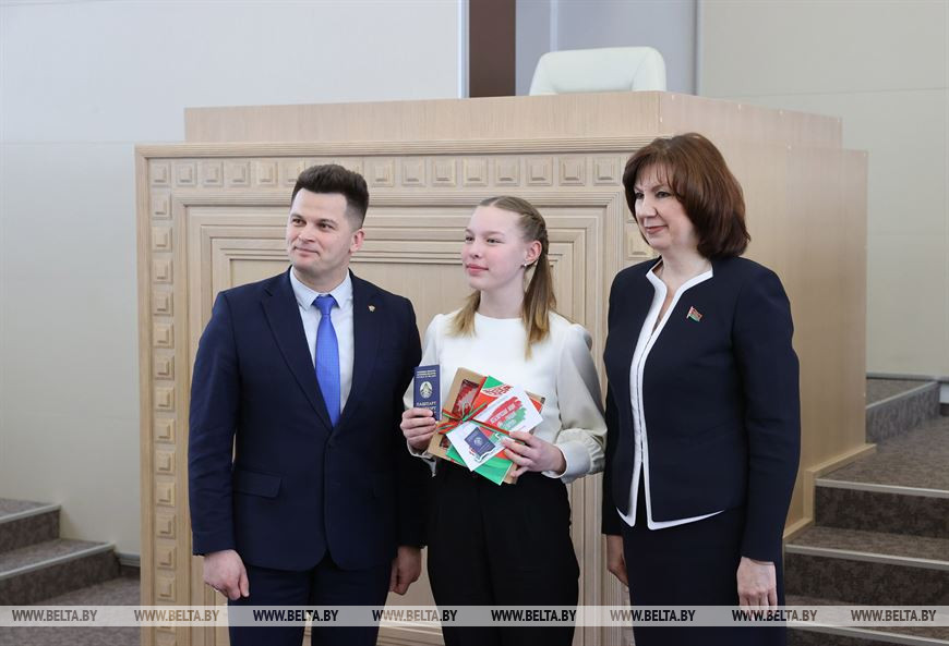 Наталья Кочанова и Александр Лукьянов вручили паспорт учащейся средней школы №37 города Могилева Валерии Боровиковой Наталья Кочанова и Александр Лукьянов вручили паспорт учащейся средней школы №37 города Могилева Валерии Боровиковой