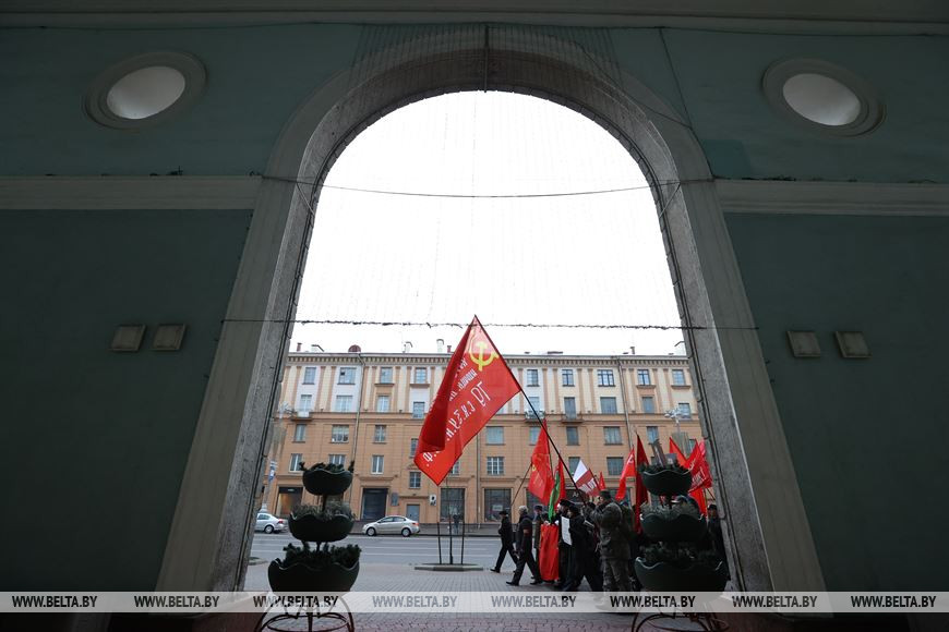 В Минске прошло шествие к 100-летию СССР. Фото Виталия Пивоварчика В Минске прошло шествие к 100-летию СССР. Фото Виталия Пивоварчика