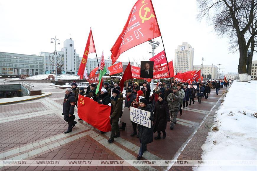 В Минске прошло шествие к 100-летию СССР. Фото Виталия Пивоварчика В Минске прошло шествие к 100-летию СССР. Фото Виталия Пивоварчика