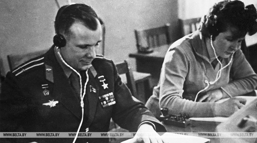 Космонавты Терешкова и Гагарин на учебных занятиях, 1963 год Космонавты Терешкова и Гагарин на учебных занятиях, 1963 год