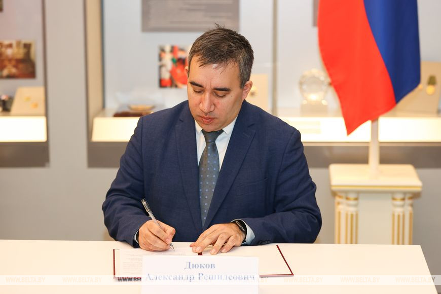 Александр Дюков во время подписания соглашения