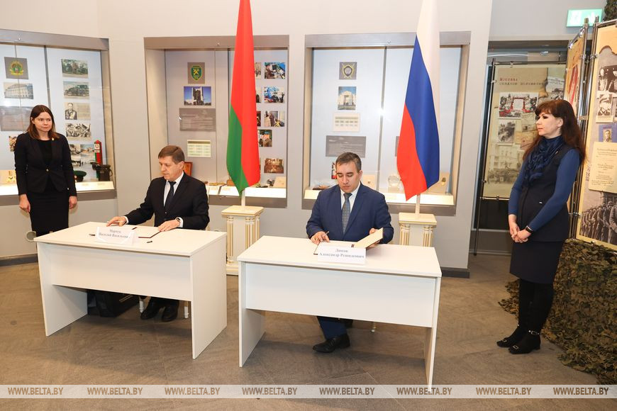 Директор государственного учреждения "Научно-практический центр проблем укрепления законности и правопорядка Генеральной прокуратуры Республики Беларусь" Василий Марчук и директор фонда "Историческая память" Александр Дюков