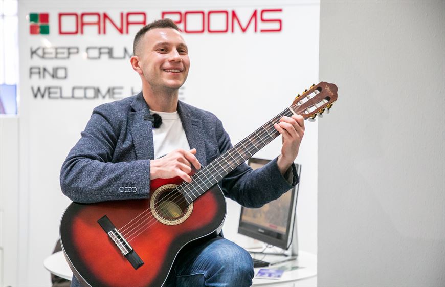 Свои впечатления от Minsk World Денис выразил под аккомпанемент гитары! Свои впечатления от Minsk World Денис выразил под аккомпанемент гитары!