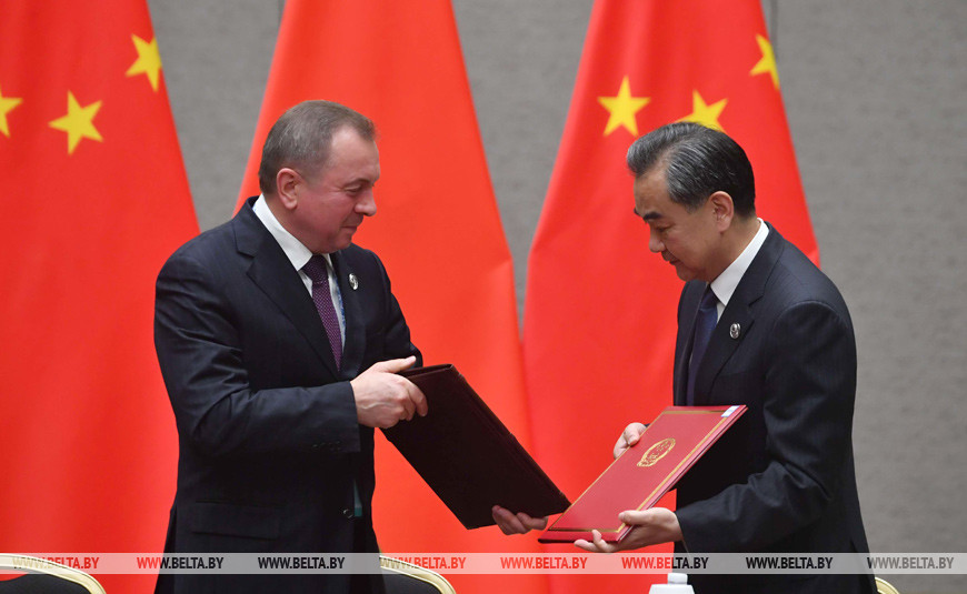 Министр иностранных дел Беларуси Владимир Макей и министр иностранных дел Китая Ван И. Беларусь и Китай устанавливают безвизовый режим, 2018 год