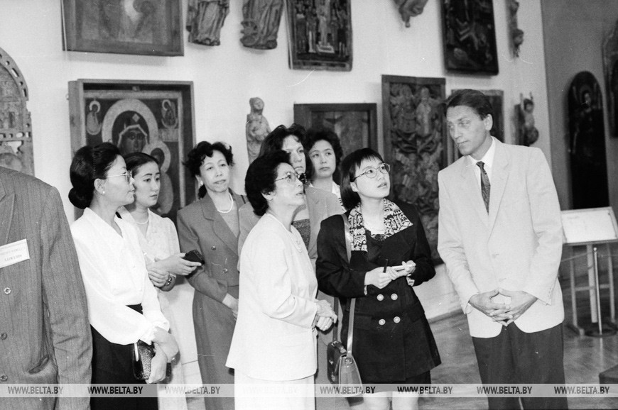 Официальный визит в РБ Премьера Госсовета КНР Ли Пэна. Супруга Премьера госпожа Чжу Линь в Национальном художественном музее, Минск, 1995 год