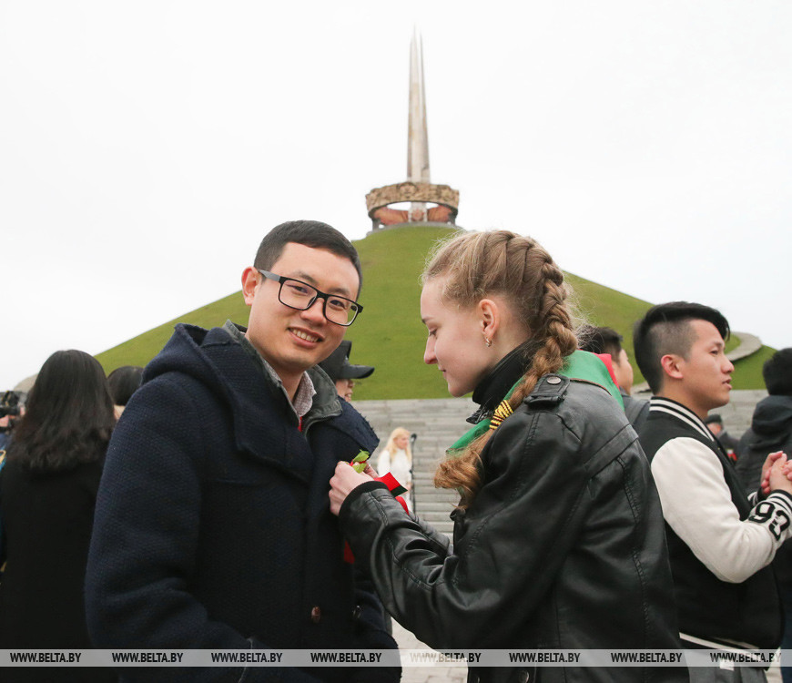 Представители китайских СМИ возложили цветы к Кургану Славы, 2017 год