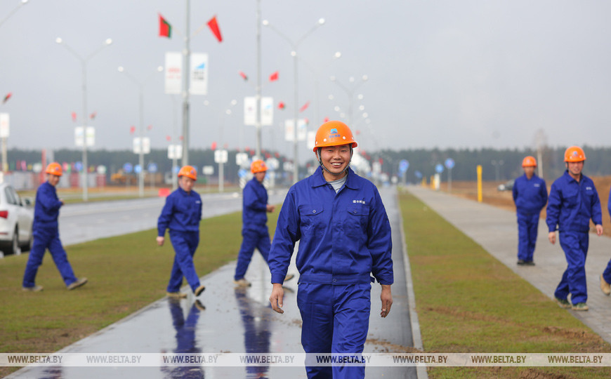 В Китайско-белорусском индустриальном парке "Великий камень" заложен первый камень будущего завода по созданию оборудования для спецтехники, 2017 год