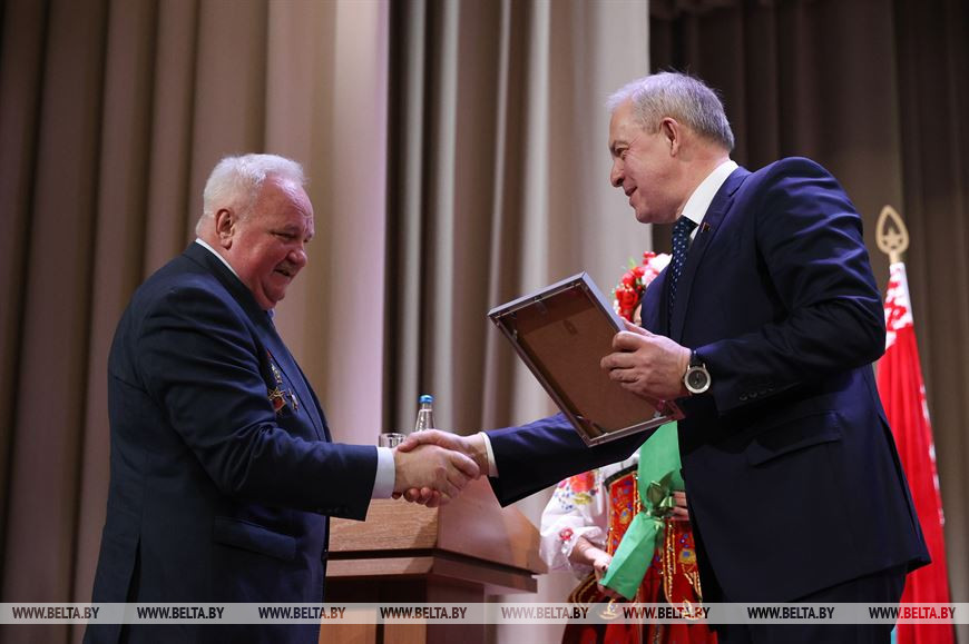 Глава Администрации Президента Игорь Сергеенко вручает благодарность председателю Гомельской областной организации Белорусского союза ветеранов войны в Афганистане Михаилу Жукевичу