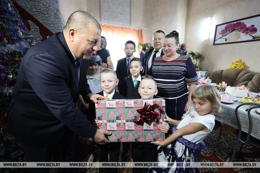 Анатолий Линевич во время посещения детского дома в рамках благотворительной акции "Наши дети"