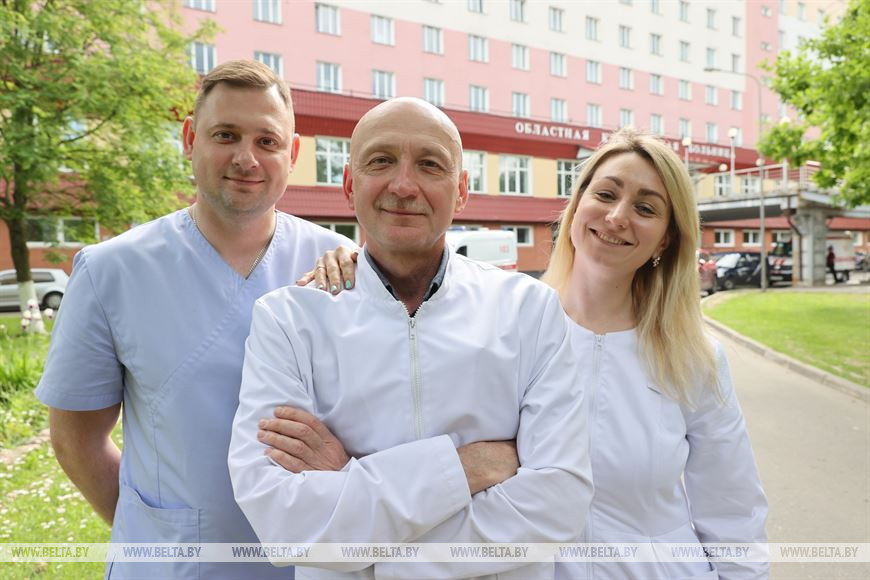 Евгений Украинец (в центре) с сыном Станиславом и невесткой Еленой трудятся в Витебской областной клинической больнице