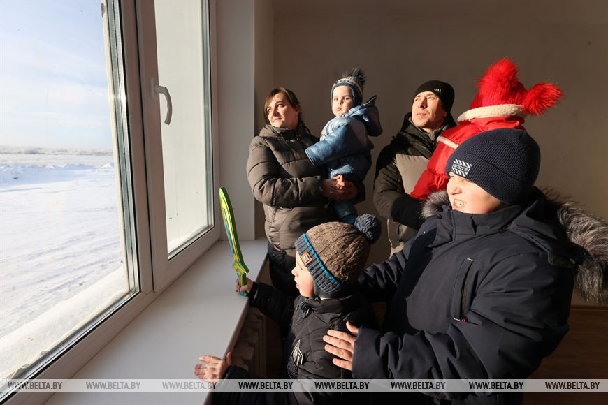 Многодетная семья Антоновых в новой квартире