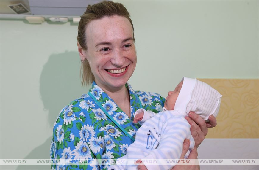 Елена Зинькевич, перенесшая тяжелую форму COVID-19 на втором триместре беременности, с сыном Тимофеем