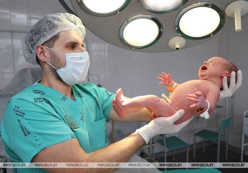 Заведующий акушерским физиологическим отделением Борис Кантарджян и первый малыш нового года Витебской области Александр Врадий