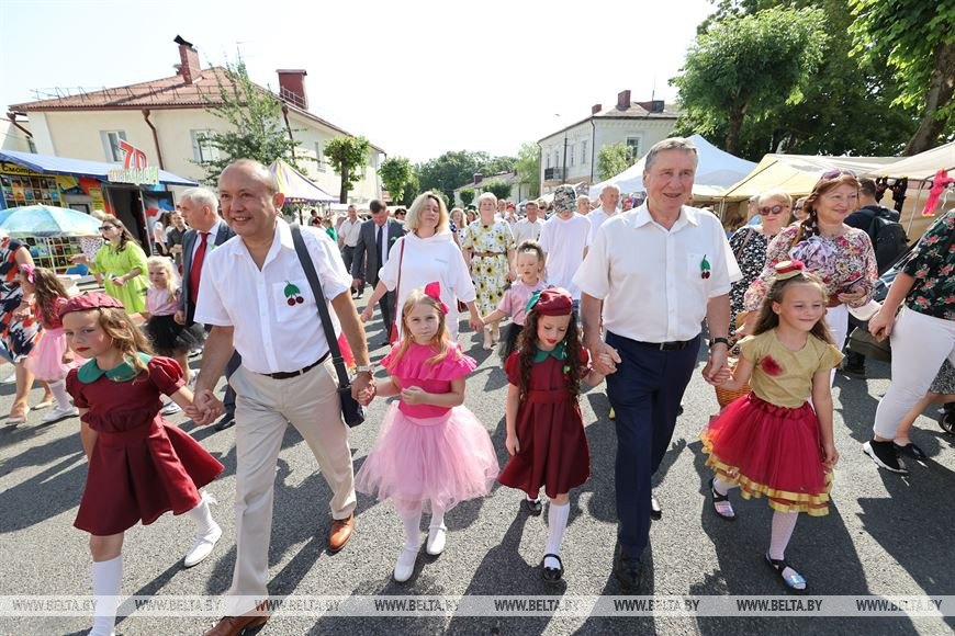 На празднике "Вишневый фестиваль" в Глубоком