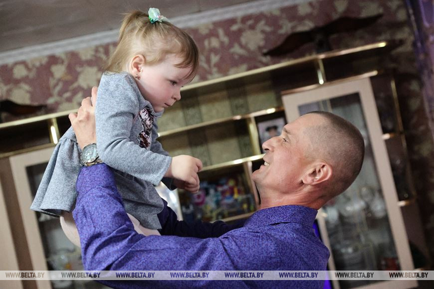 Отец многодетной семьи Сергей Ермаков с дочкой Эвелиной