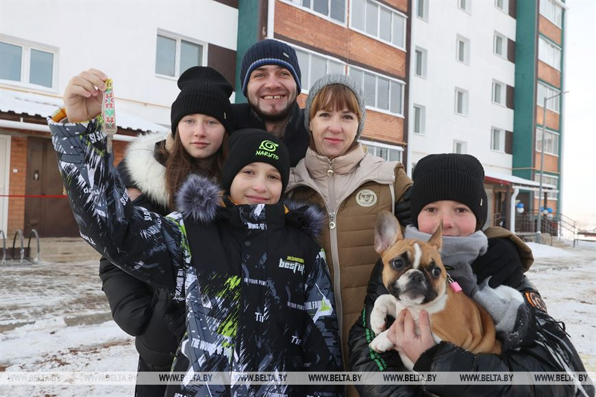 Ключи от новой квартиры вручили многодетной семье Серновых в Городке