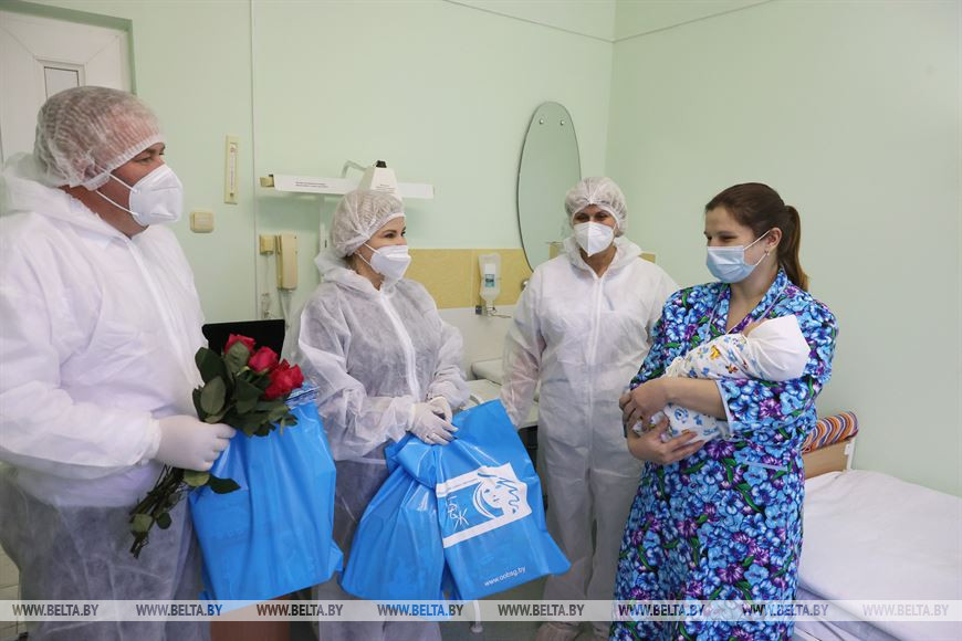 В Витебском областном роддоме поздравили женщин с Днем матери
