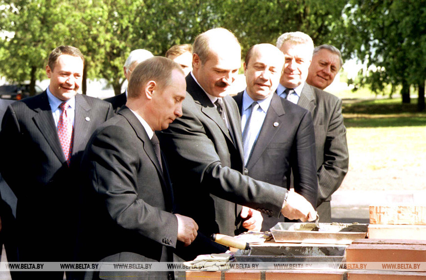 Александр Лукашенко и Владимир Путин заложили первый камень в фундамент нового здания Посольства Российской Федерации в Беларуси, Минск 2001 год Александр Лукашенко и Владимир Путин заложили первый камень в фундамент нового здания Посольства Российской Федерации в Беларуси, Минск 2001 год