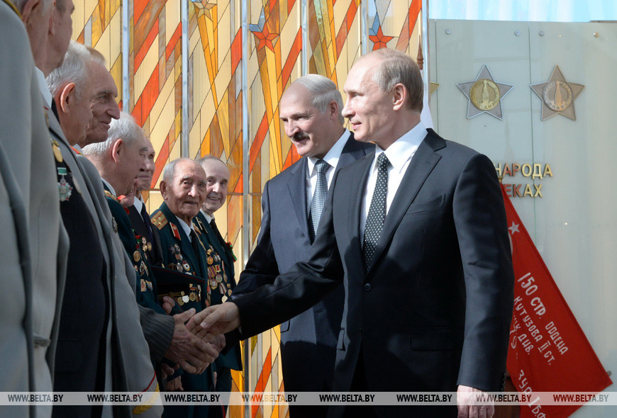 Александр Лукашенко и Владимир Путин посещают музей истории Великой Отечественной войны в Минске, 2014 год Александр Лукашенко и Владимир Путин посещают музей истории Великой Отечественной войны в Минске, 2014 год