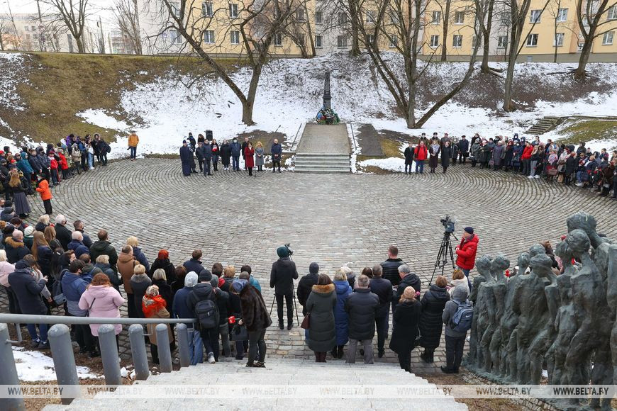 Во время траурного митинга 2021г.