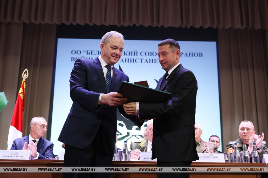 Глава Администрации Президента Игорь Сергеенко вручает Благодарность Президента председателю Ассоциации инвалидов войны в Афганистане Сергею Красовскому