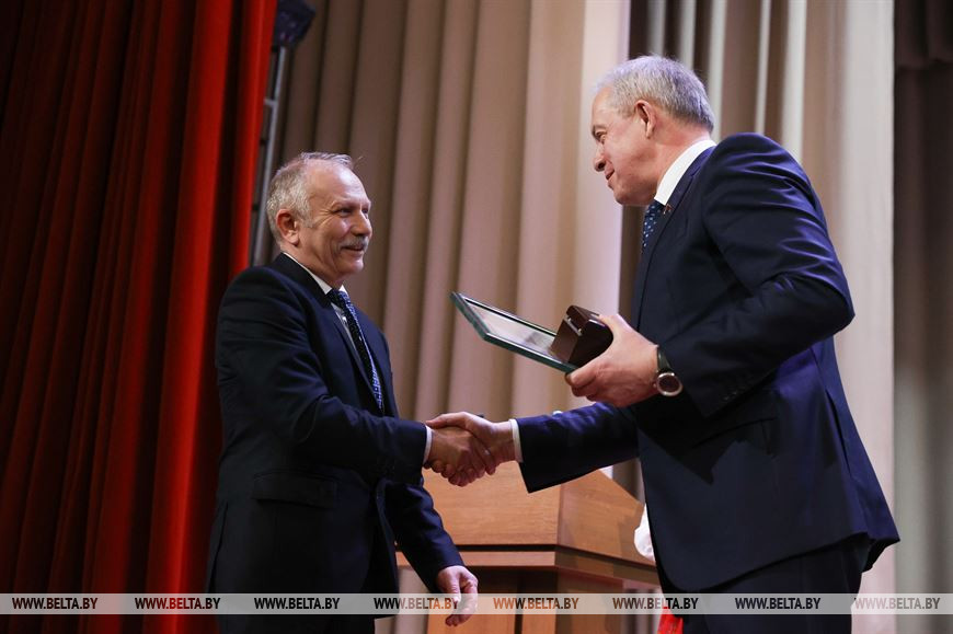 Глава Администрации Президента Игорь Сергеенко вручает Благодарность Президента председателю Жлобинской районной организации Белорусского союза ветеранов войны в Афганистане Александру Синцову