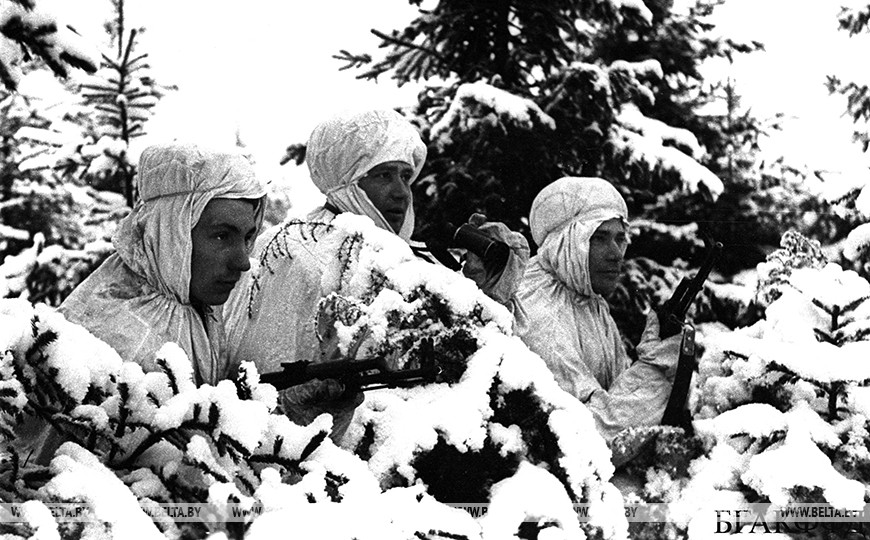 Младший сержант Васильков В., младший лейтенант Дворак А. и младший сержант Суходольский Л. Н-ского подразделения БВО на тактических занятиях, 1961 год