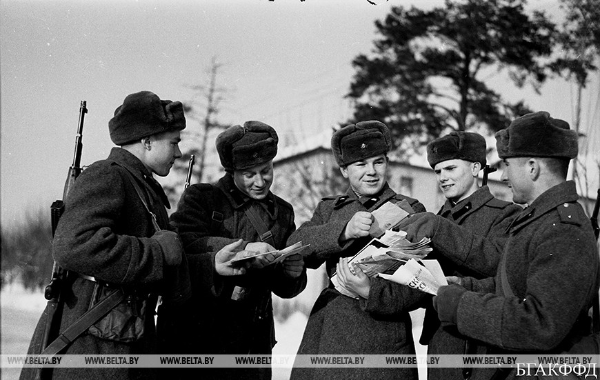 Ротный почтальон Н-ского подразделения КБВО Хоменко В. вручает письма рядовым Судниковичу Ю., Варфоломееву В., Аферову В. и Четркову А., 1968 год